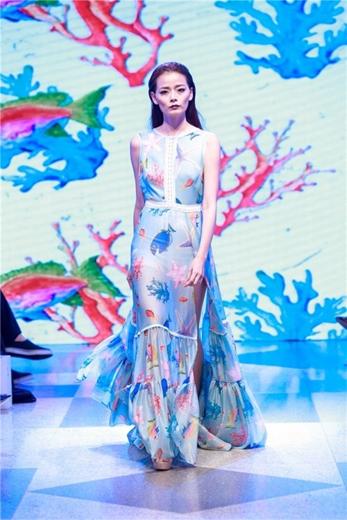 Mẫu nam giả nữ catwalk không hề kém cạnh thanh hằng - 9