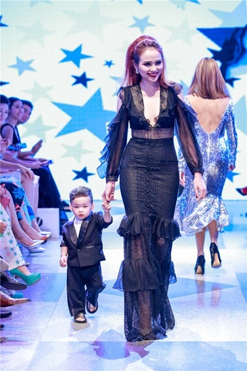 Mẫu nam giả nữ catwalk không hề kém cạnh thanh hằng - 20