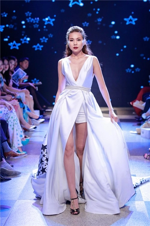 Mẫu nam giả nữ catwalk không hề kém cạnh thanh hằng - 1