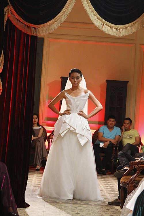 Mâu thủy catwalk lạnh lùng sau tai nạn - 6