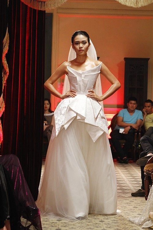 Mâu thủy catwalk lạnh lùng sau tai nạn - 7