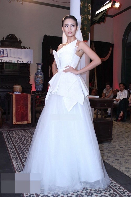 Mâu thủy catwalk lạnh lùng sau tai nạn - 14