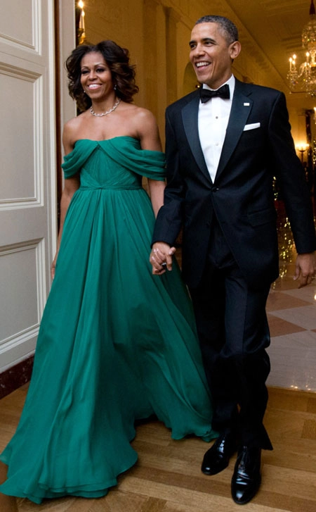 Michelle obama vào top mặc đẹp với váy trễ vai - 1