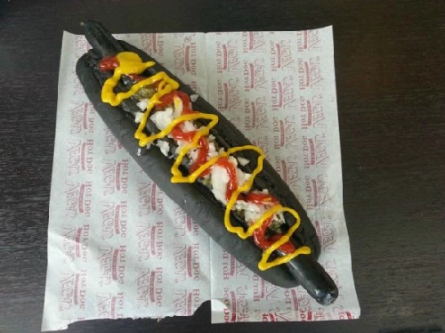 Món hot dog màu đen nhánh lạ lùng của nhật - 1