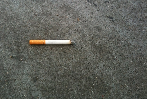 Một điếu thuốc lá vứt đi giá 300 euro ở italy - 1