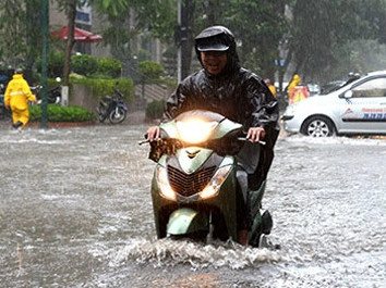 Nên cẩn thận khi gặp tình trạng nước vào hộp số xe ga vào mùa mưa - 1