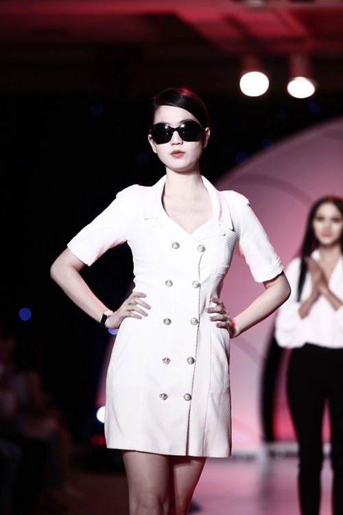 Ngọc trinh đau mắt vẫn tự tin lướt sàn catwalk - 2