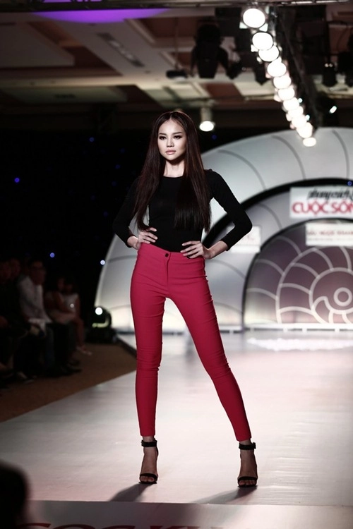 Ngọc trinh đau mắt vẫn tự tin lướt sàn catwalk - 11