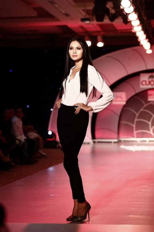 Ngọc trinh đau mắt vẫn tự tin lướt sàn catwalk - 13