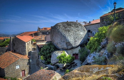 Ngôi làng nằm dưới những tảng đá nặng 200 tấn - 1
