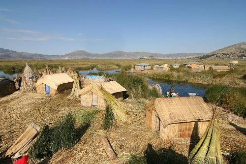 Ngôi làng nổi độc đáo trên hồ titicaca ở peru - 1