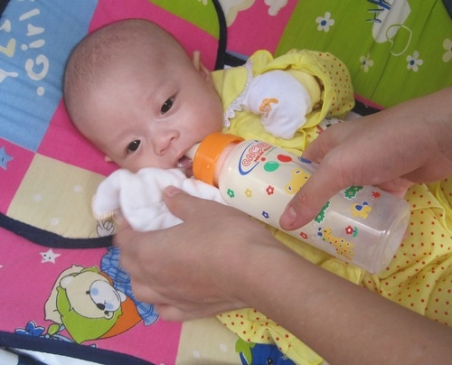 Nhiều bà mẹ lo con bệnh khi uống sữa nhiễm khuẩn - 1