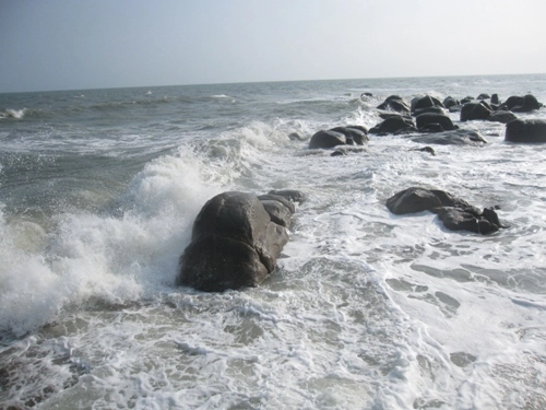 Những bờ biển có bãi đá đẹp ở việt nam - 3