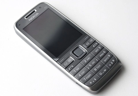 Nokia e52 giá hơn 6 triệu đồng - 1