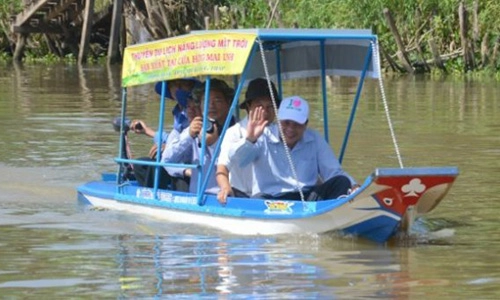 Nông dân việt chế xuồng năng lượng mặt trời lên báo anh - 1