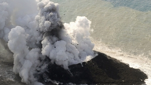 Núi lửa phun trào tạo nên đảo mới ở nhật - 1