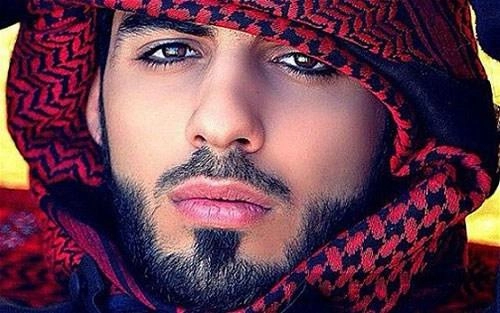 Omar borkan al-gala được tặng xe mercedes vì đẹp trai - 1