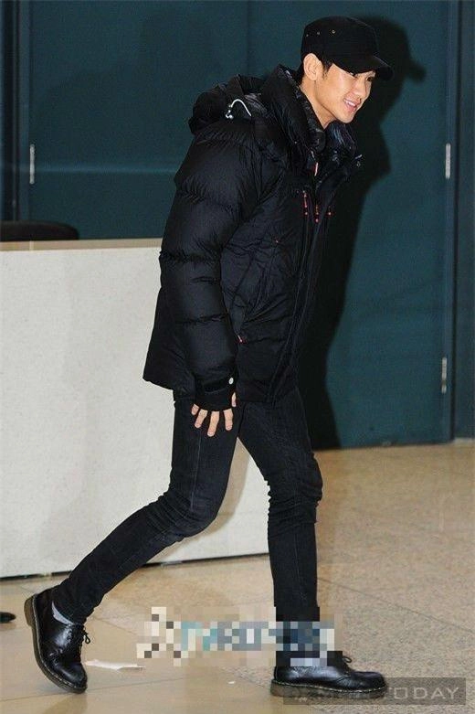 Phong cách thời trang sân bay trẻ trung và ấn tượng của kim soo hyun - 1