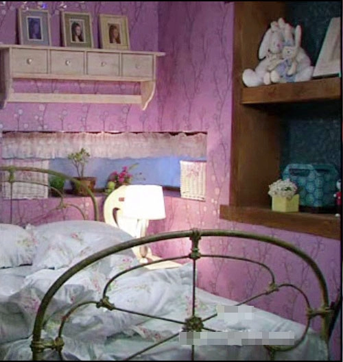 Phòng ngủ teen hồng trong chị kế của lọ lem - 4