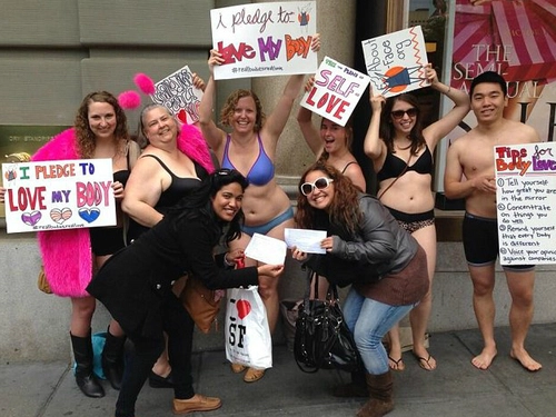 Phụ nữ béo biểu tình ngoài cửa hàng victorias secret - 1