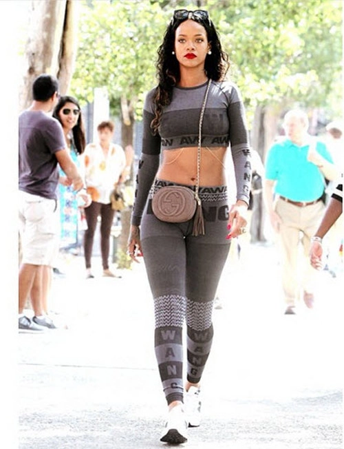 Rihanna bất ngờ mặc đồ h - 3