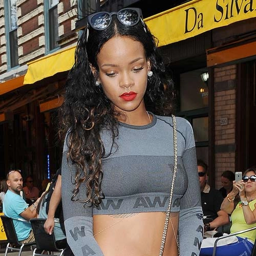 Rihanna bất ngờ mặc đồ h - 4