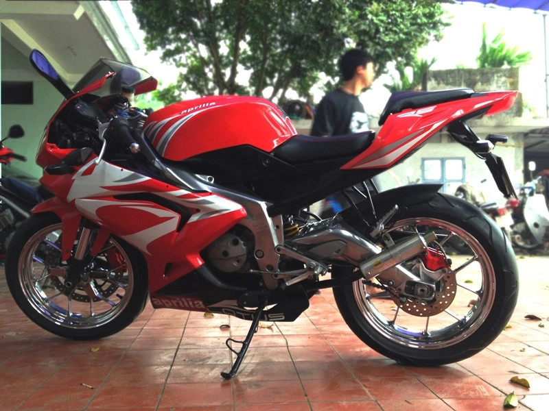 Sportbike aprilia - 1