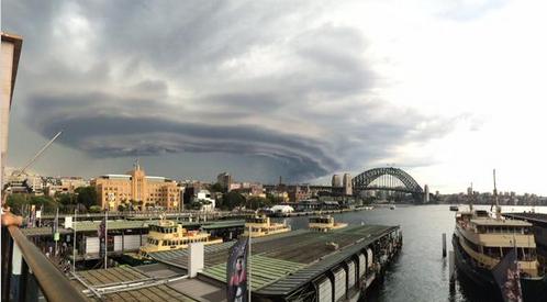 Sydney tối sầm trong mây bão - 1