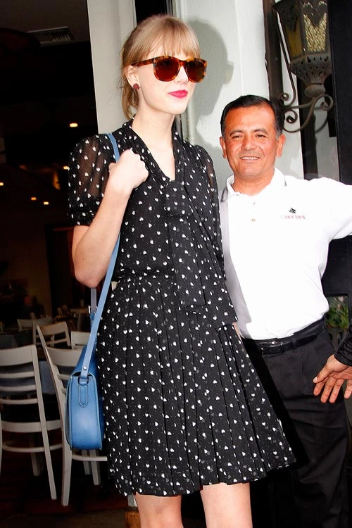 Taylor swift mê đắm họa tiết chấm bi - 2
