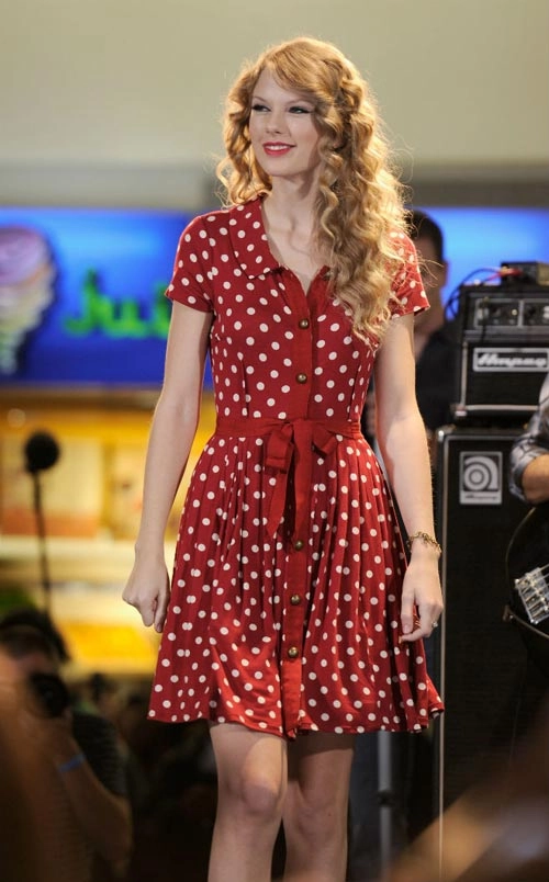 Taylor swift mê đắm họa tiết chấm bi - 1