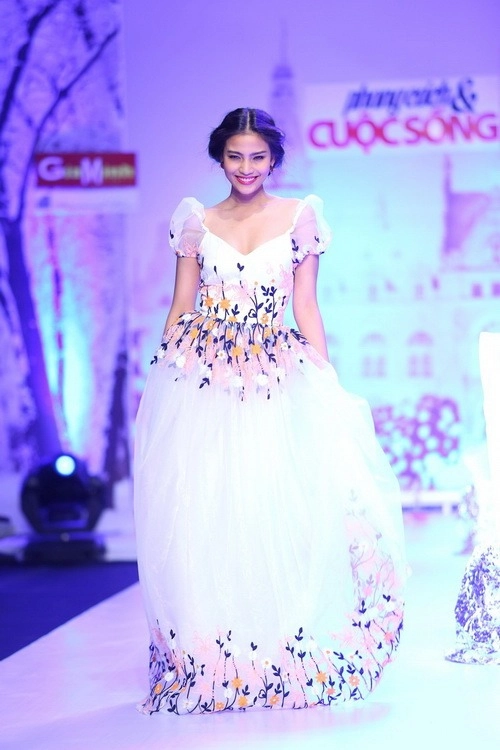 Thân thuy ha catwalk sau 7 năm gac kiêm - 7