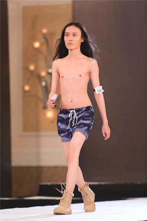 Thí sinh nam gây sốc khi mặc bikini nữ mang giày cao gót catwalk - 5