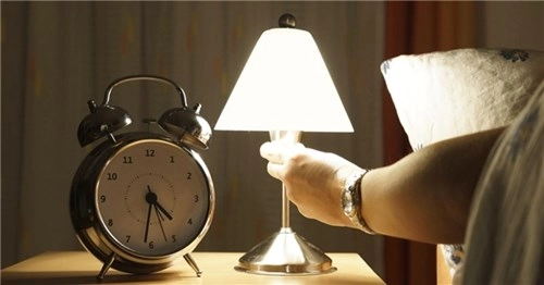 Thói quen bật đèn khi ngủ gây ra những tác hại không ngờ - 1