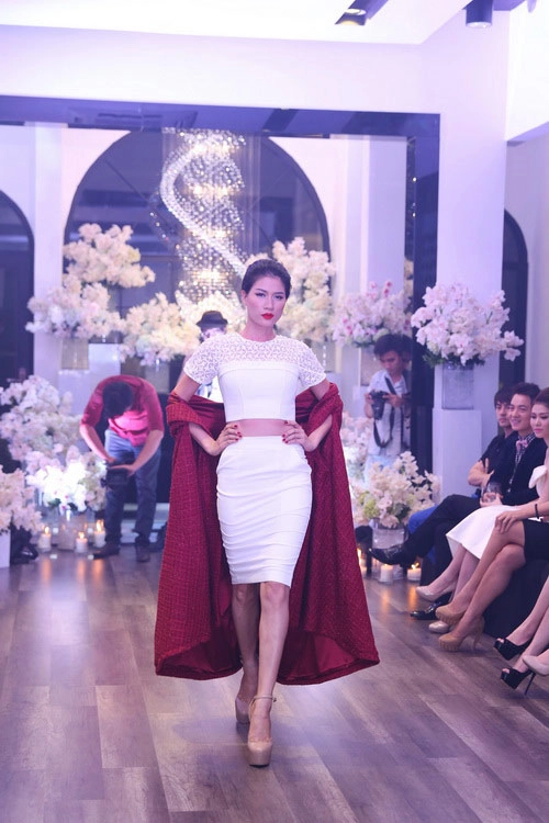 Trang trần chính thức giải nghệ sàn catwalk - 6