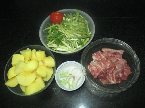 Trời lạnh ăn canh rau cần nấu khoai tây - 1