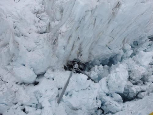 Trực thăng du lịch rơi xuống sông băng - 1