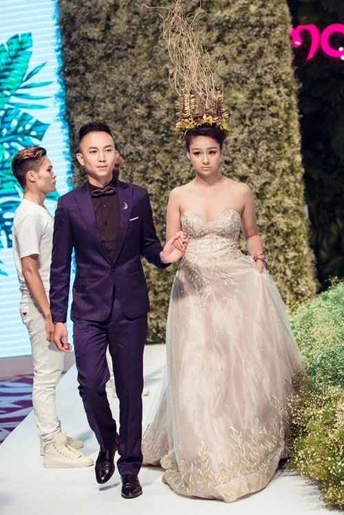 Trung dũng sĩ 5s online làm đám cưới với cô dâu 14 tuổi trên catwalk - 2