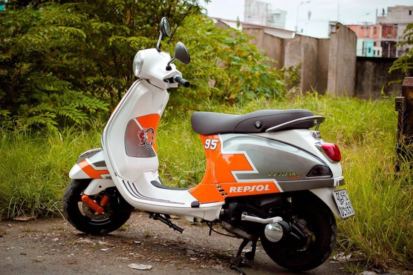 Tuyệt vời chiếc vespa tem repsol mang số đấu - 1