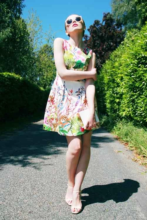 Váy áo hoa nở rộ trên phố nắng ngày hè - 14