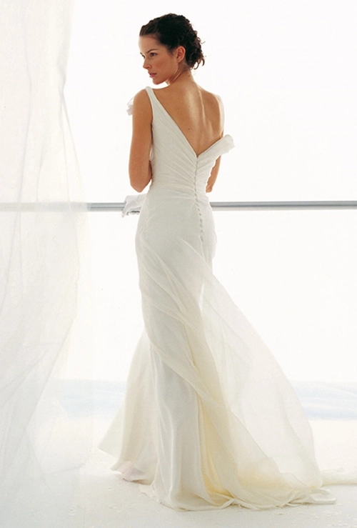 Váy cưới đơn giản vẫn đẹp lộng lẫy - 12