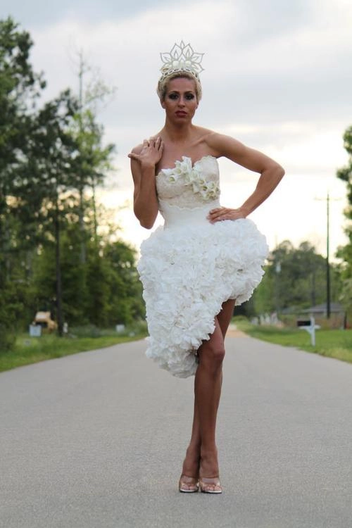 Váy cưới làm từ giấy vệ sinh - 1