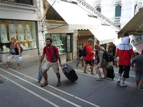 Venice tính phạt tiền du khách kéo hành lý gây ồn - 1