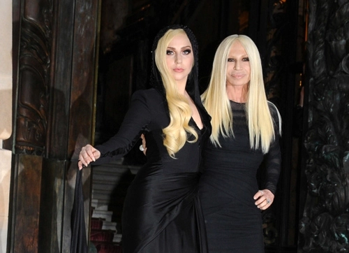 Versace bị mỉa mai vì mời lady gaga quảng bá thương hiệu - 2