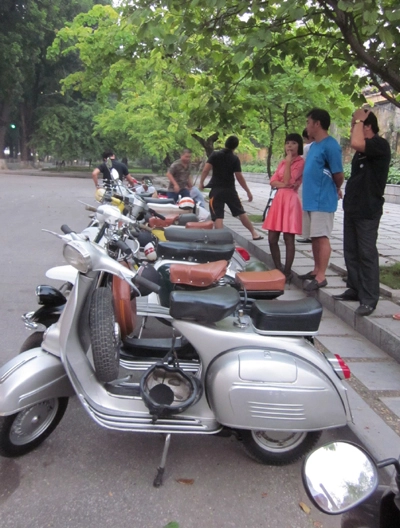 Vespa cổ con nghiện không phân biệt tuổi tác - 1