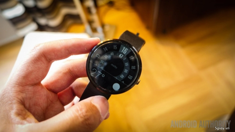 video trên tay moto 360 chiếc smartwatch đang cháy hàng - 1