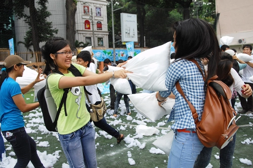 Xả stress với ngày hội đánh nhau bằng gối - 3