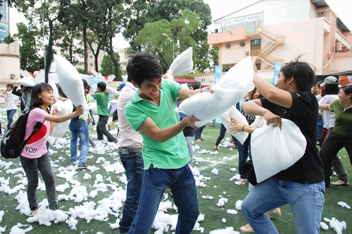 Xả stress với ngày hội đánh nhau bằng gối - 1