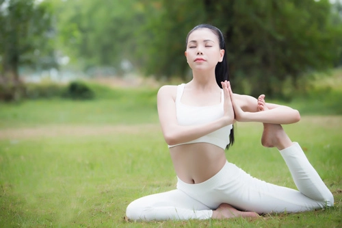 4 mỹ nhân vbiz gây chú ý với động tác yoga trồng cây chuối - 7