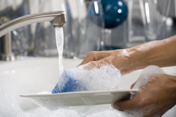 5 mẹo rửa bát nhanh giúp mẹ tiết kiệm 10 phút mỗi ngày - 2