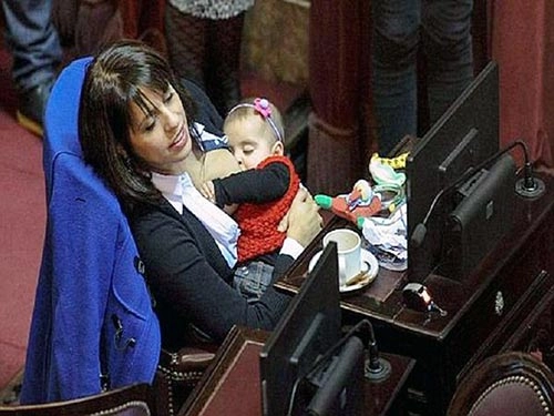 Bà mẹ thản nhiên cho con bú giữa cuộc họp quốc hội - 1